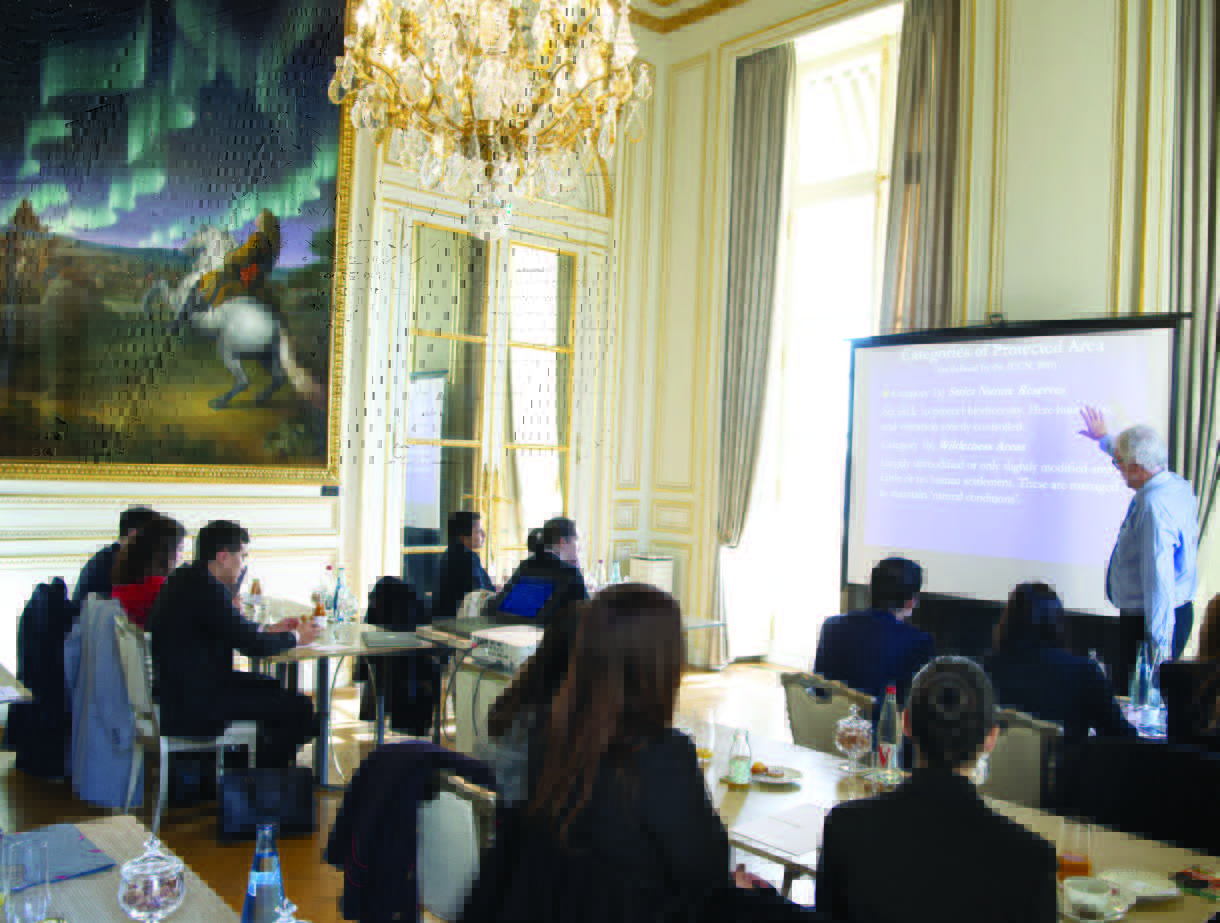 Photo d'étudiants assis dans une classe - Luxury Hotelschool