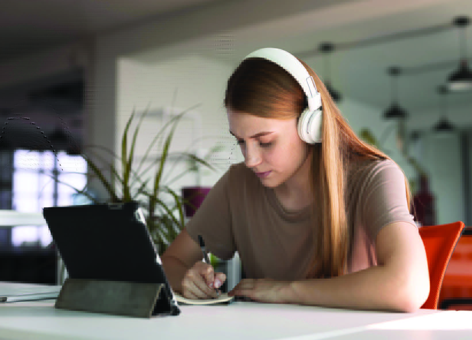 Photo d'une personne avec un casque sur les oreilles - Luxury Hotelschool